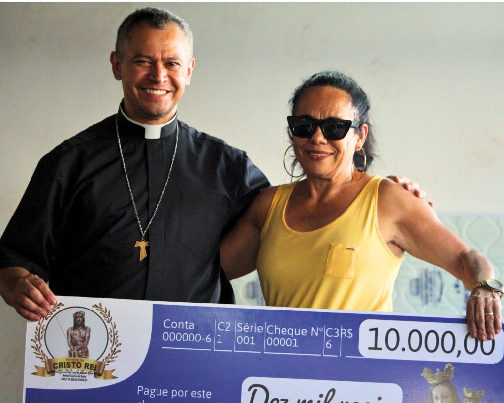 Branca recebendo prêmio das mãos do Padre