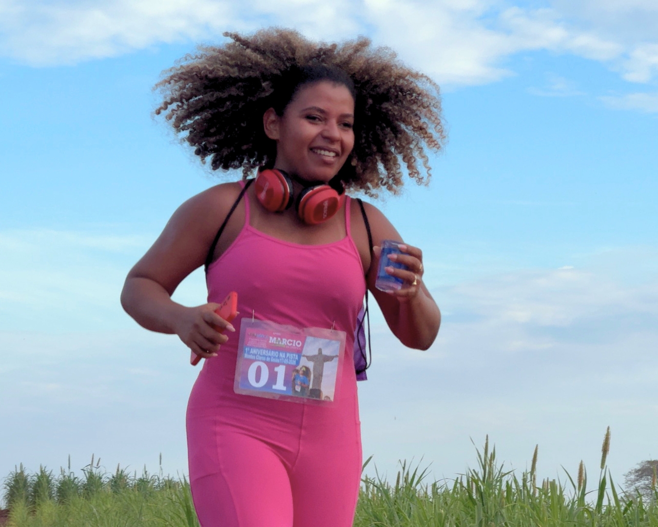 O PRESENTE É CORRER: CARLA ANTUNES, MORADORA DE MONTES CLAROS DE GOIÁS TRANSFORMA ANIVERSÁRIO EM CELEBRAÇÃO DE SAÚDE E FELICIDAE